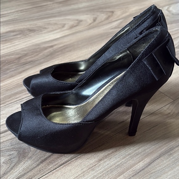 Elegant Black Peep-Toe Heels with Bow - Picture 2 of 4